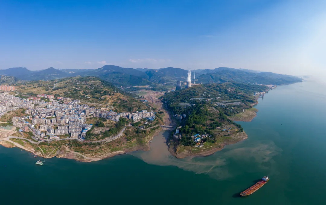 通江達(dá)海!徐工挖機(jī)助力萬州現(xiàn)代物流樞紐港建設(shè)